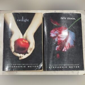 Book Bundle - Twilight 2006 & New Moon 2008 Paperbacks Stephenie Meyer Bella